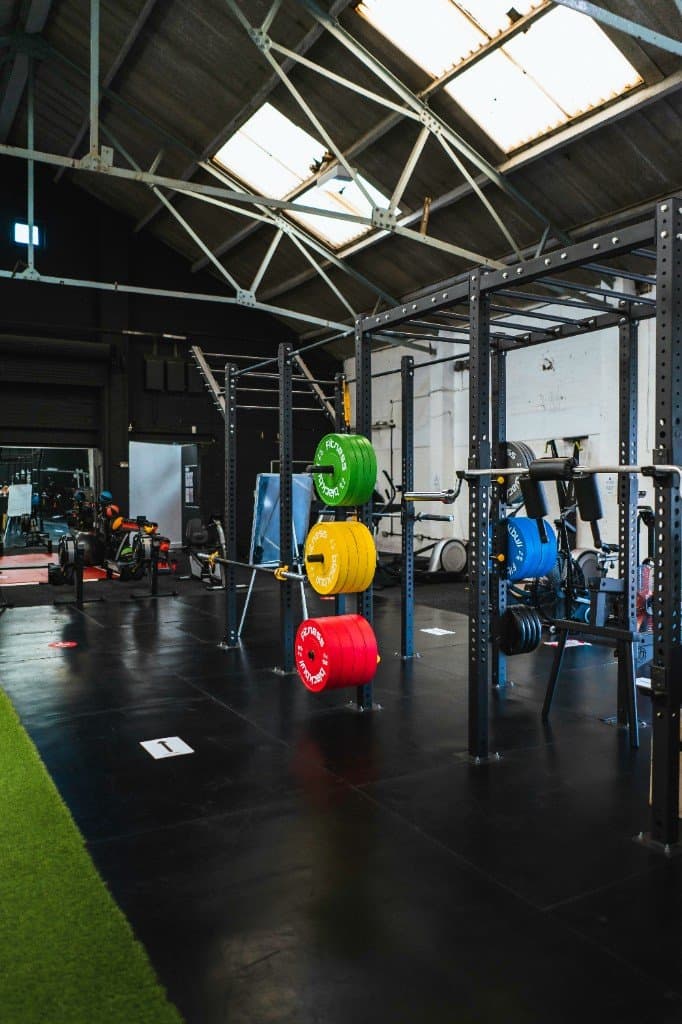 Fitness stüdyosunda antrenman yapan üyeler