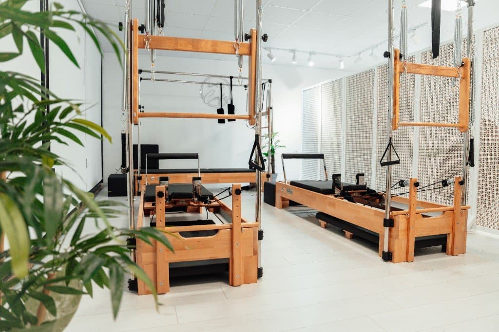 Pilates stüdyosunda ders alan grup