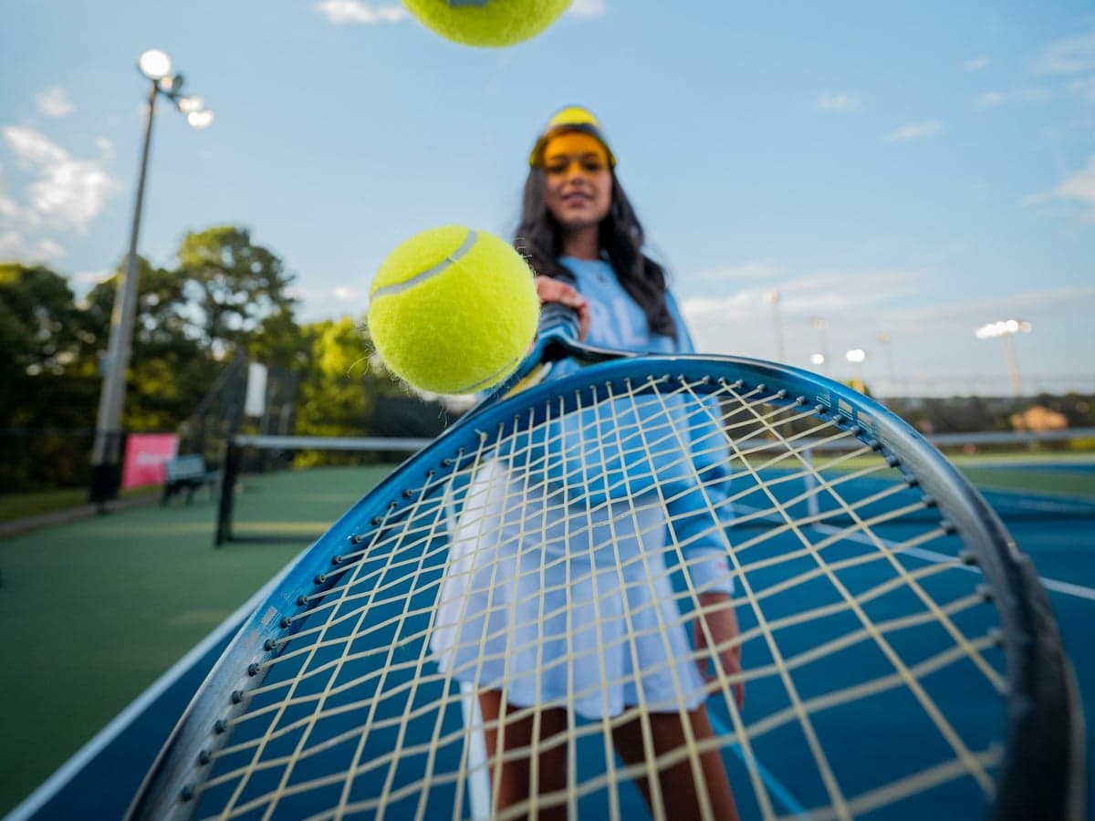 Tenis kortunda antrenman yapan sporcu